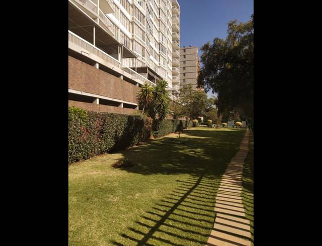 2 BEDROOM PROPERTY TO RENT IN BEDFORD GARDENS